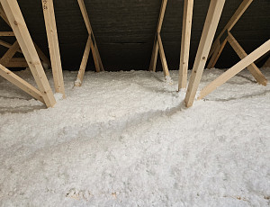 Zateplení stropu novostavby bungalovu pomocí foukané izolace